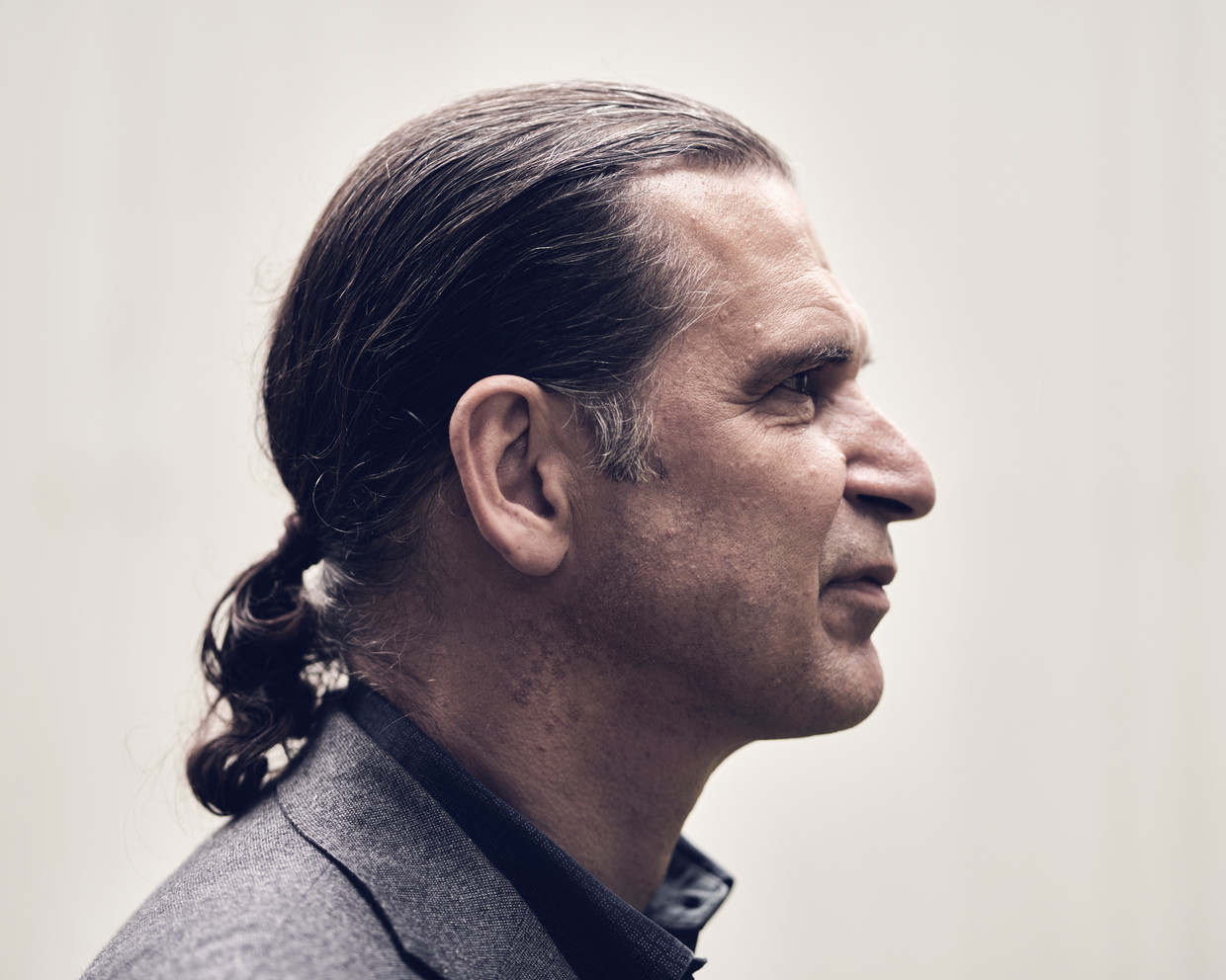 Lieven Annemans: 'Sinds het begin van de crisis ben ik niet meer naar de kapper geweest. Met een staartje is het héél makkelijk om daar weg te blijven, al vindt mijn moeder het verschrikkelijk.' Beeld Joris Casaer