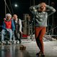 Dromen van wereldvrede: Stille Nacht (6+) is gedurfd jeugdtheater met hoogten en laagten ★★★☆☆