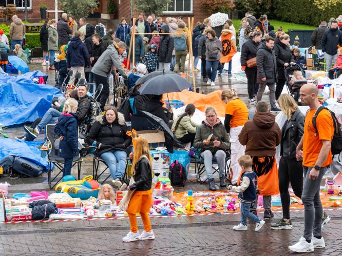 Oranjemarkt in Elst trekt duizenden bezoekers: ‘We wilden de beste plek en zaten er al om kwart over zes’