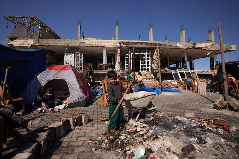 Een familie in Antakya, in het zuiden van Turkije. Beeld AP