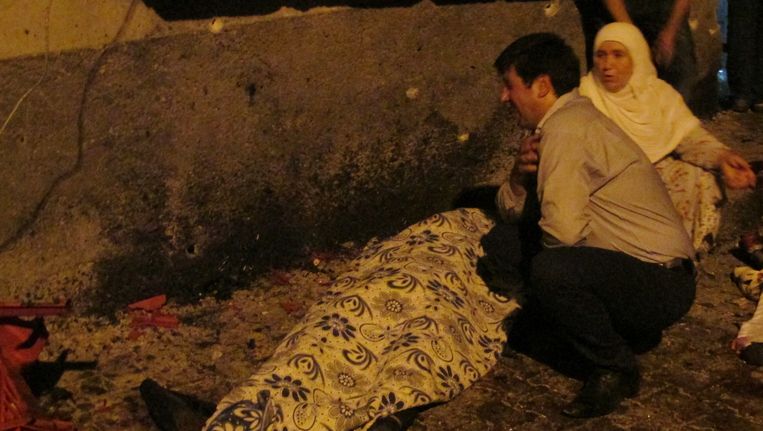 Nabestaanden bij het lichaam van een slachtoffer van de aanslag in Gaziantep. Beeld ap