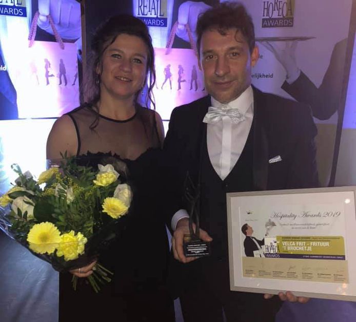 Sandra en Kurt van 't Brochetje uit Izegem wonnen de Horeca Award voor klantvriendelijkste frituur.