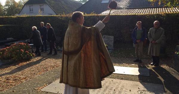 Osse pastoor Kerssemakers zegent Macharense graven | Oss eo - BD.nl