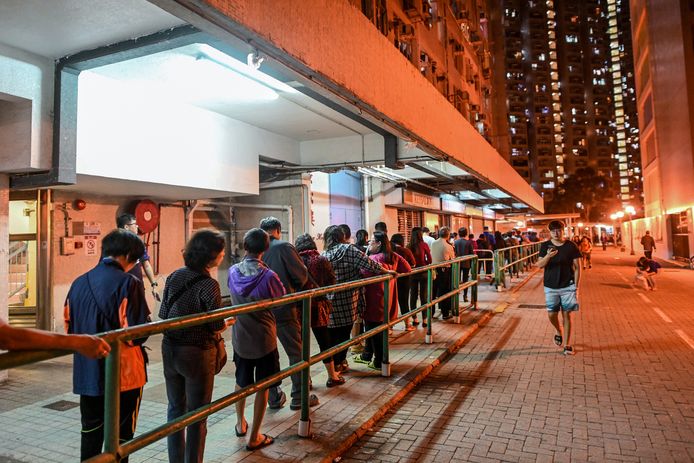 Er stonden gisteren lange rijen voor de stembureaus in Hongkong.