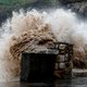 Golf van 20 meter hoog doet muur instorten in China