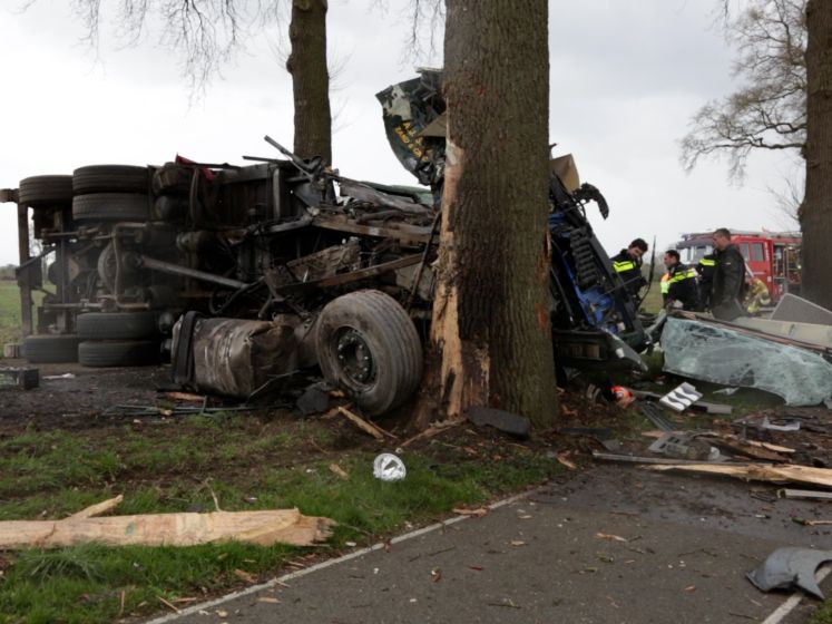 Ravage na ongeval op N346 bij Lochem, vrachtwagenchauffeur komt goed weg