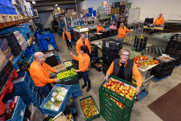 Vrijwilligers aan het werk bij de voedselbank in Waalwijk.
