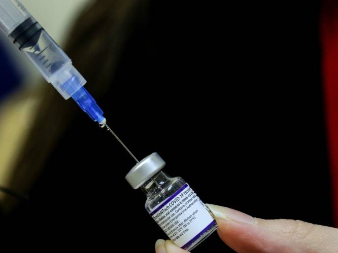 Pfizer: “Drie prikken bieden bescherming tegen omikron, aangepast vaccin verwacht tegen maart”