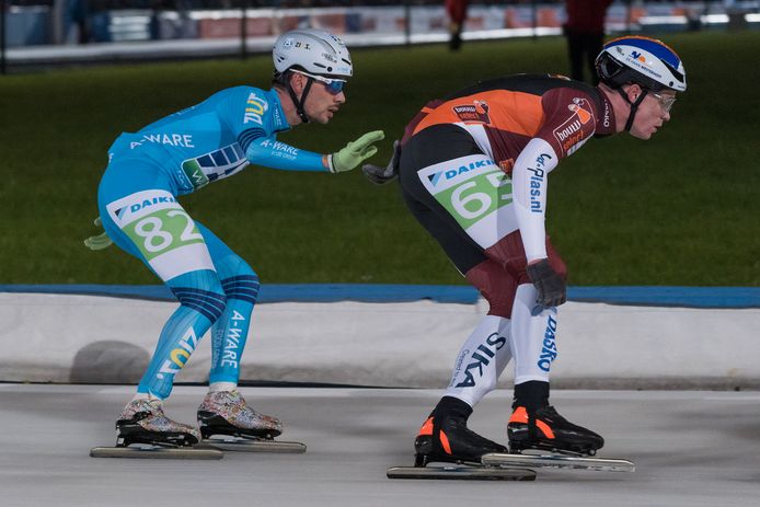 Mart Bruggink (rechts) tijdens de eerste schaatsmarathon van het jaar op de Jaap Edenbaan in Amsterdam. In zijn kielzog de latere winnaar Sjoerd den Hertog.