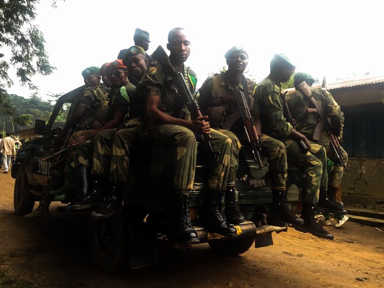 Militairen bij de begrafenis van doodgeschoten bewakers van een illegale mijn Beeld Adriane Ohanesian