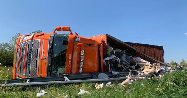 Vrachtwagen gekanteld bij Nuland, afrit A59 uren afgesloten.