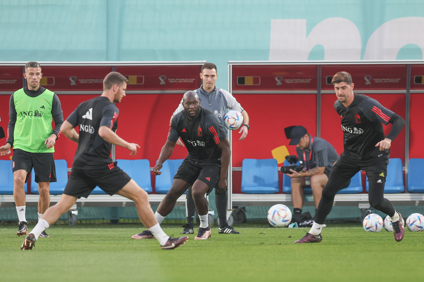 V.l.n.r. Toby Alderweireld, Jan Vertonghen, Romelu Lukaku en Thibaut Courtois op de training.