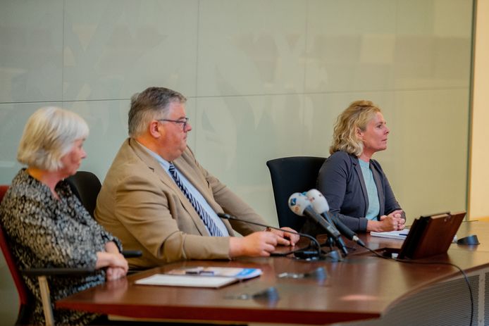 Persconferentie over Heumensoord met Pauline van Schie, directeur opvang en begeleiding van het COA, Nijmeegs burgemeester Hubert Bruls en Heumens burgemeester Marriët Mittendorff.