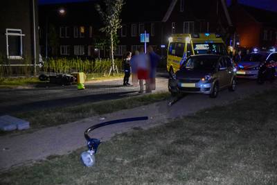 Automobilist rijdt lantaarnpaal uit de grond na botsing met pizzabezorger in Huissen
