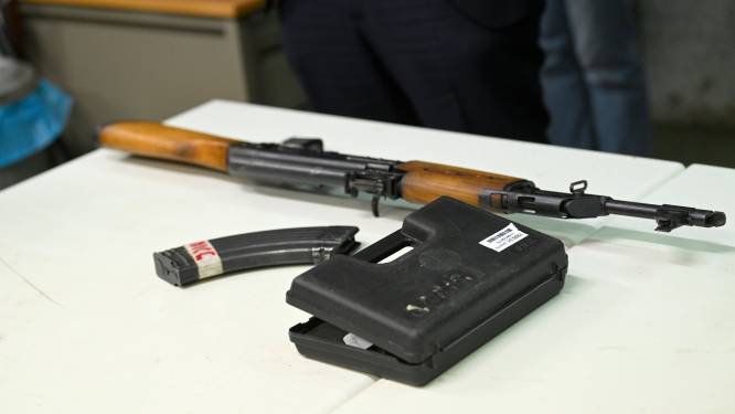 “Iedereen in de buurt wil een gangster zijn”: jongeren veroordeeld wegens bezit en vertoon van namaak-Kalasjnikov in Rabot