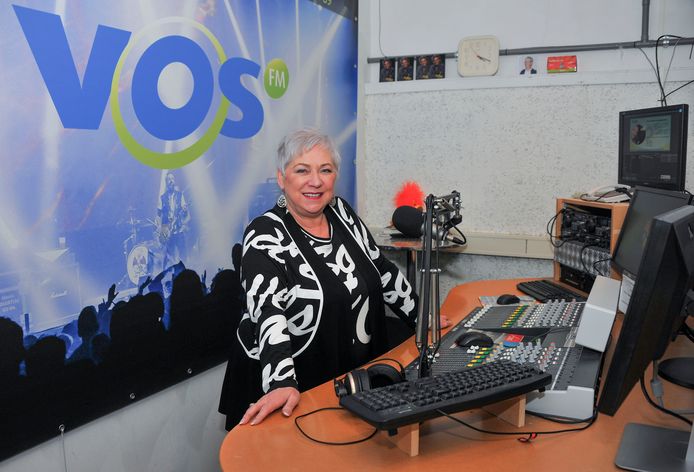 Hanneke Deen in de studio van de Valkenswaardse Omroep Stichting (VOS) op een archieffoto uit 2019