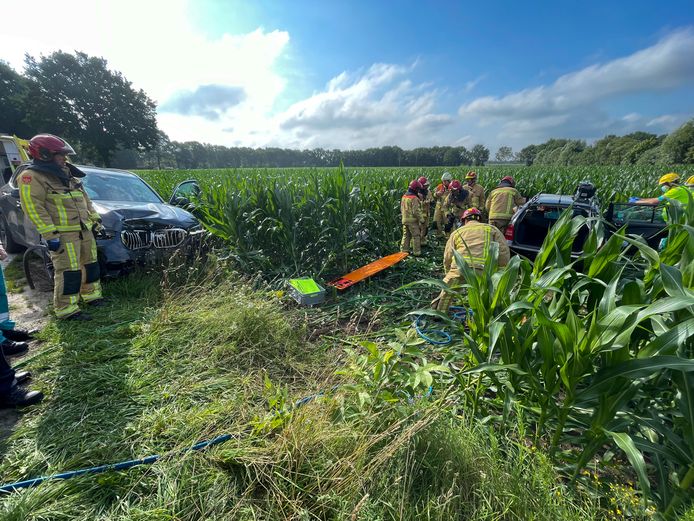 Bestuurder in auto bekneld na aanrijding in Liessel.