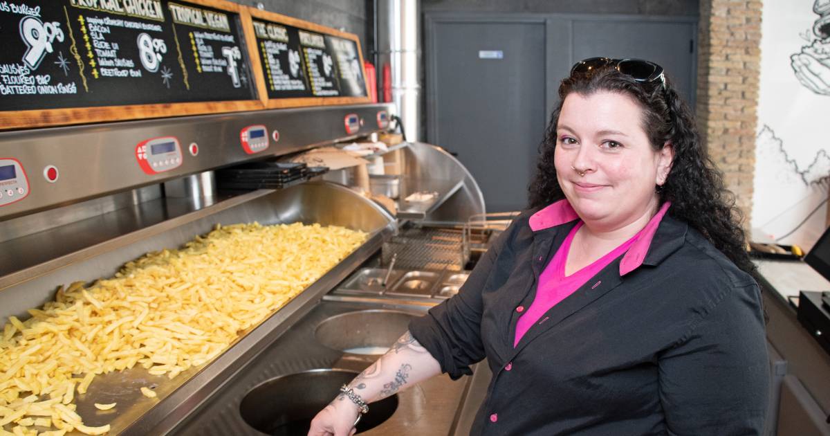 Tamara van frituur Vet in Aardenburg snijdt de frietjes zelf: ‘Ik doe het vers, of ik doe het niet’