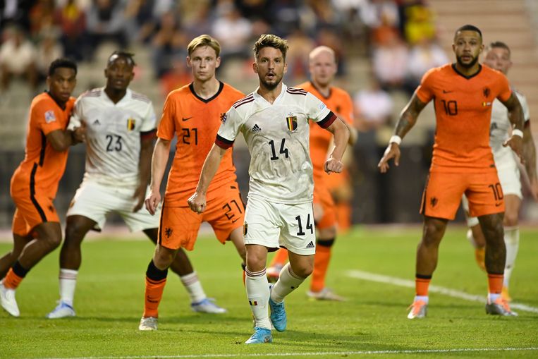 Dries Mertens kijkt attent toe bij een stilstaande fase. België verliest vrijdag met 1-4 van Nederland in de Nations League. Beeld Photo News