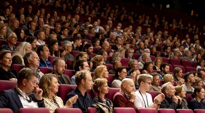 Publiek in het Zuiderstrandtheater.