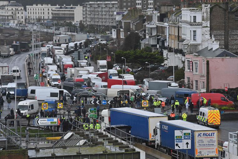 Drukte in de haven van Dover, waar veel vrachtwagenchauffeurs zijn gestrand. Beeld AFP
