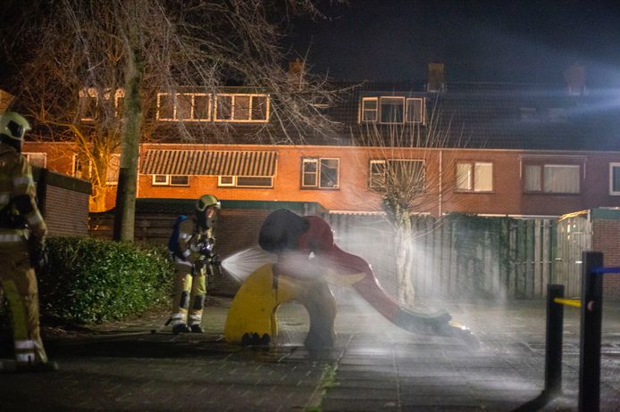 De brandweer blust het vuurtje.