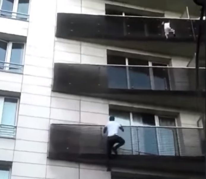 Man redt in Parijs het leven van jongetje.