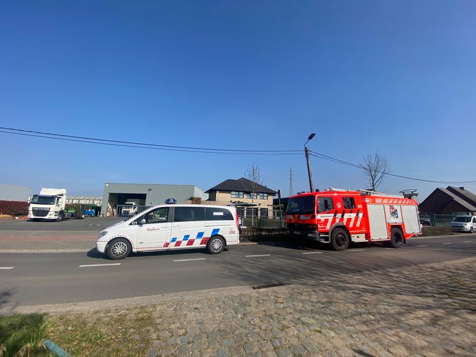 RUISBROEK - Na het incident kwamen de hulpdiensten massaal ter plaatse. Drie personen raakten bevangen door de chloordampen.