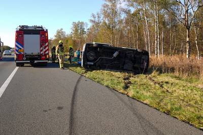 Bestelbus met Duitse muzikanten kantelt op A67 bij Liessel, brandweer tilt instrumenten naar buiten