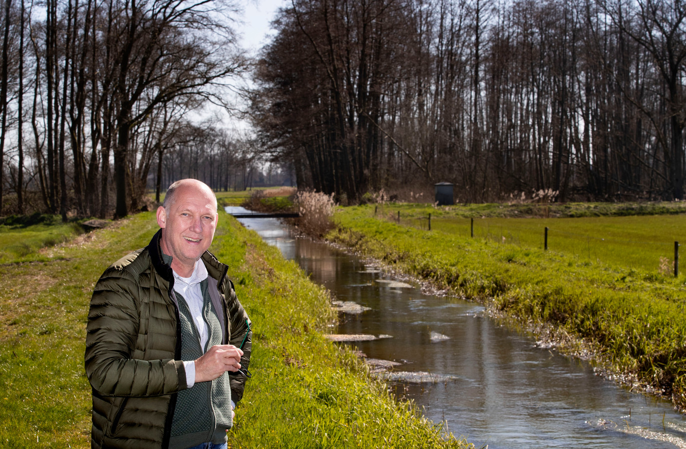 Mario Graat, omgevingsmanager van waterschap De Dommel, bij de Raamsloop in Lage Mierde, die in de toekomst weer gaat meanderen.