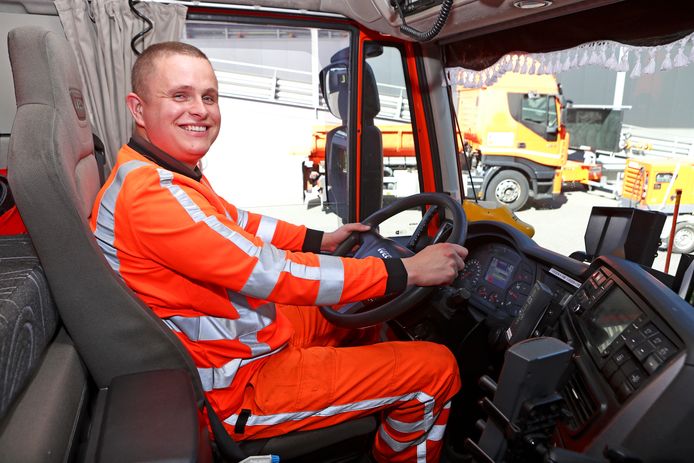 Jordi van de Vis in zijn calamiteitenauto, waarmee hij uitrukt als de pieper gaat.