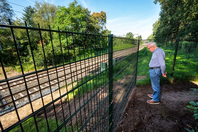 Martien van Leeuwen, regionaal overste van de Nederlands tak van de congregatie Mill Hill, bij de plek waar tot voor kort een trap vanaf het stationsperron in Oosterbeek stond.