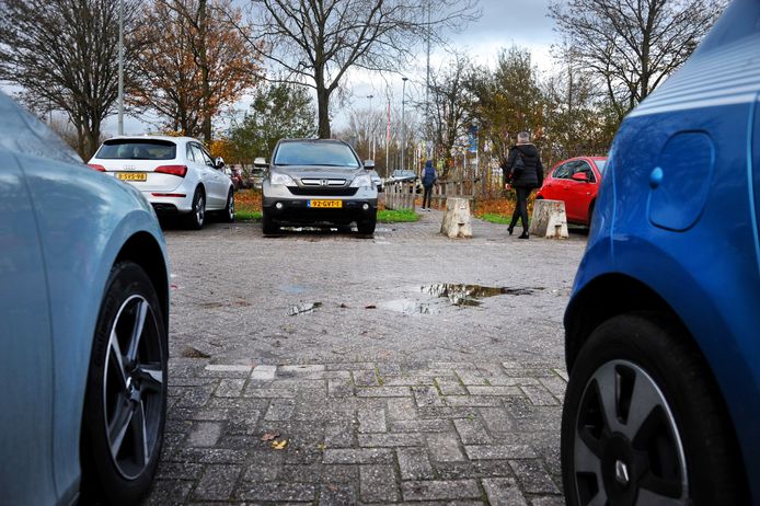 De parkeerplaats bij Oranje Wit.