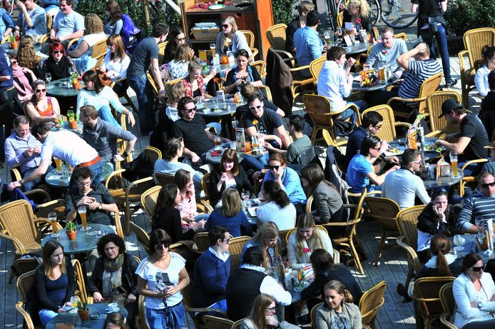 Een druk terras in Tilburg. We kunnen het ons niet voorstellen, maar in het model van onderzoekers Sake de Vlas en Luc Coffeng, is het over een tijdje weer mogelijk.