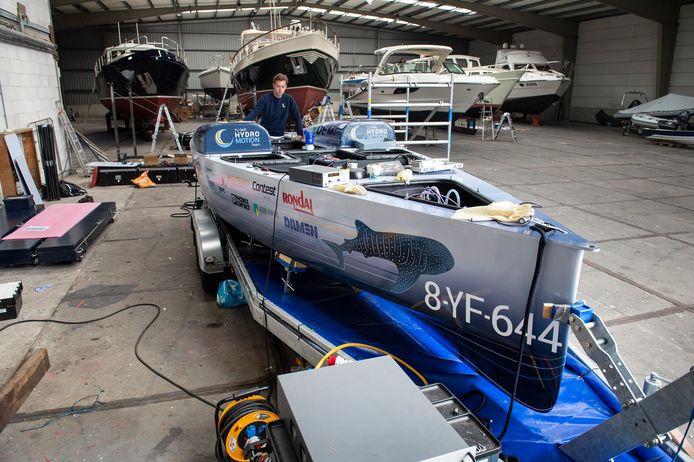 Studenten van TU Delft testen waterstofboot bij Huib Snoek in Drimmelen.