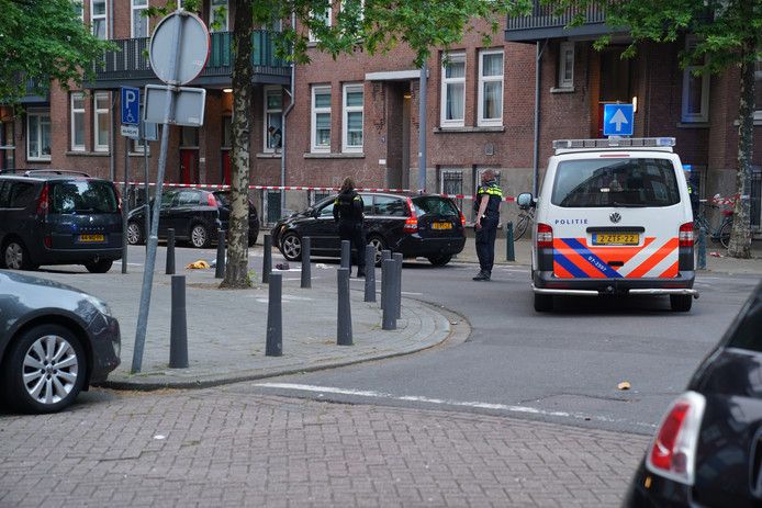 De politie doet onderzoek na de schietpartij in de Allard Piersonstraat.