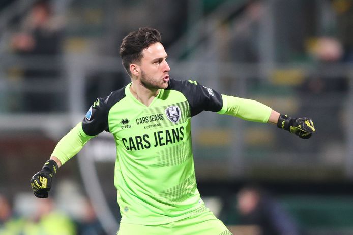 Luuk Koopmans juicht uitbundig tijdens het thuisduel met Willem II. Zijn reddingen hielden ADO op de been tegen de Brabanders, waarna de Haagse ploeg nog terugkwam tot 3-3. ,,3-6 was misschien logischer geweest."