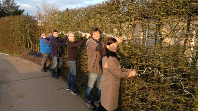 “We laten onze kerstlichtjes hangen om het veilig te houden”: buren van rotonde niet te spreken over gedoofde straatverlichting