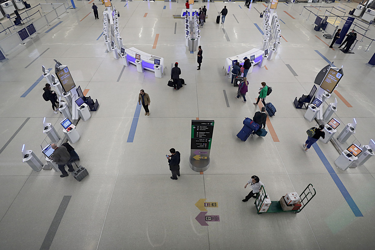 In de terminal op Boston Logan Airport is het rustig vanwege het coronavirus. Beeld Boston Globe via Getty Images
