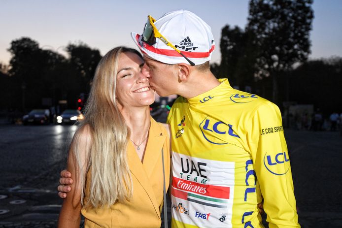 Pogacar viert zijn gele trui in de Tour met vriendin Urska.
