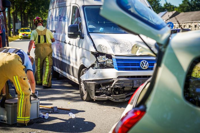 Bestelbus Ramt Overstekende Auto In Bakel Bestuurster Zit Bekneld De Peel Ed Nl