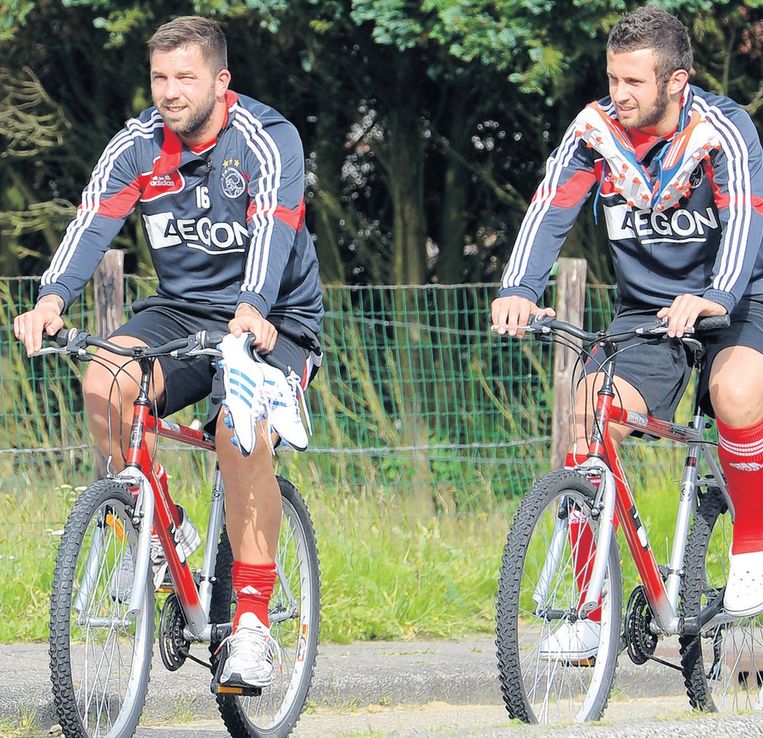 Theo Janssen (l) en Miralem Sulejmani fietsen naar het trainingsveld in De Lutte. Beeld Louis van de Vuurst