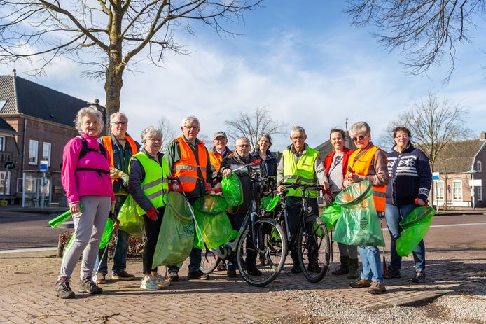 De vrijwilligers van Laarbeek Schoon zijn er klaar voor om in het zonnetje aan de slag te gaan.
