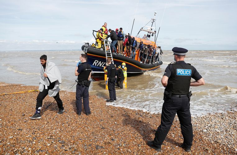 A RNLI boat, with migrants rescued from the English Channel by UK Border Force onboard, is met by Border Force Officers and Police at the harbour in Dungeness, Britain, September 13, 2021. REUTERS/Peter Nicholls Beeld REUTERS