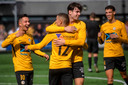 Felicitaties van zijn medespelers voor Achraf Ouaddaf, die net de 2-0 binnen heeft geschoten.