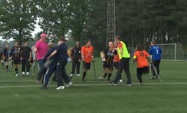 Tv-beeld van de uit de hand gelopen voetbalwedstrijd voor eenbenige spelers. Beeld VTM