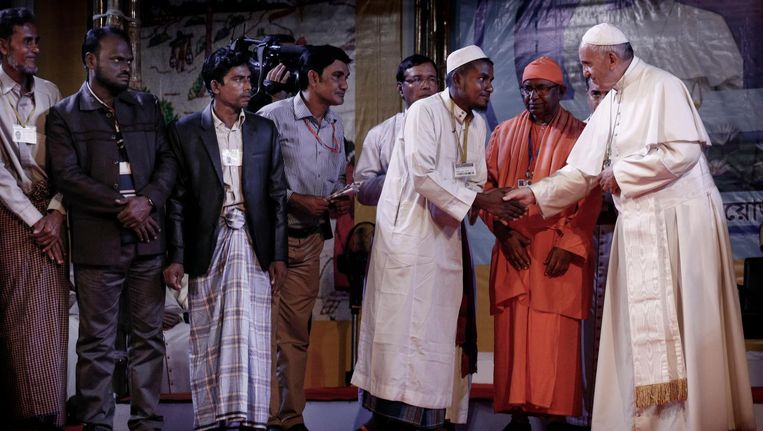 Rohingya op het podium bij de paus. Beeld Daniel Rosenthal