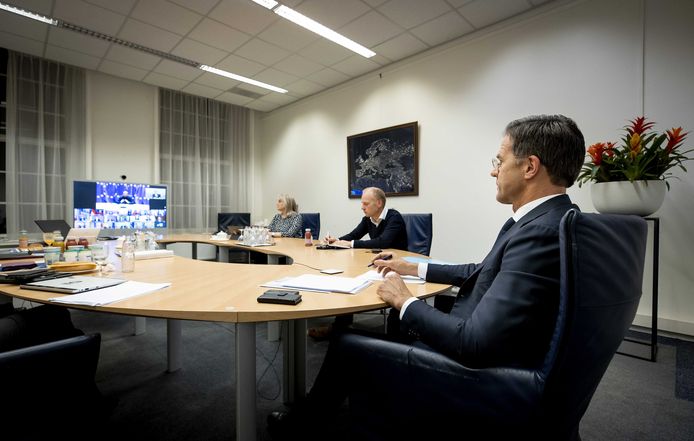 Premier Rutte (rechts) tijdens zijn videovergadering met de overige Europese leiders over de aanpak van het coronavirus.