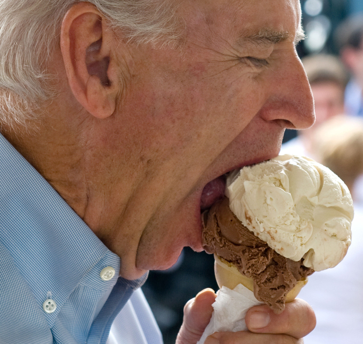 “Ik eet meer ijsjes dan drie andere mensen bij elkaar”, zei Joe Biden vorig jaar. Hier eet hij een ijsje tijdens de verkiezingscampagne van Barack Obama in 2008. Beeld AFP
