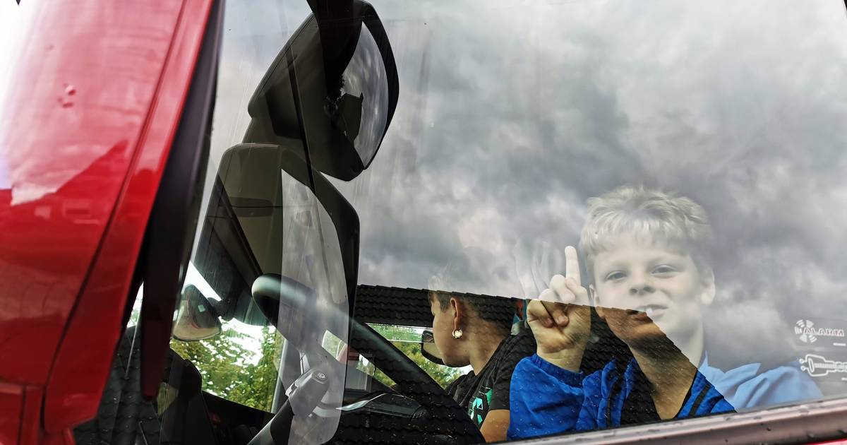 Leerlingen uit Lamswaarde stappen vrachtwagen in voor een lesje ‘dode hoek’
